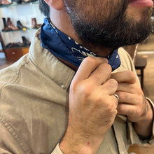 Load image into Gallery viewer, Bandana de Soie Navy / White