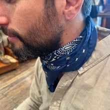 Load image into Gallery viewer, Bandana de Soie Navy / White
