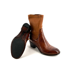 Load image into Gallery viewer, Boots Talon Trotteur en Cuir et Cuir Stretch Cognac.