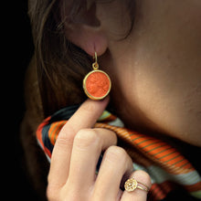 Load image into Gallery viewer, Boucles d'Oreilles Réversibles en Plaqué Or Orange / Rose Motif Statue Grecque