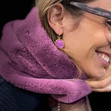 Load image into Gallery viewer, Boucles d'Oreilles Réversibles en Plaqué Or et Résine Jaune / Violet Motif Statue Grecque