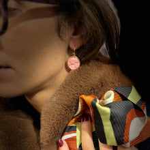 Load image into Gallery viewer, Boucles d'Oreilles Réversibles en Plaqué Or Orange / Rose Motif Statue Grecque