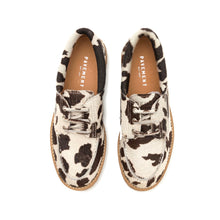 Charger l'image dans la galerie, Chaussure Bateau ALVINA Semelle Crantée en Poulain Imprimé Vache