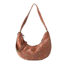 Charger l'image dans la galerie, Sac Porté Épaule et Bandoulière Format Banane en Cuir Camel et Clous Vieil Or