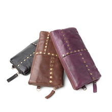 Load image into Gallery viewer, Portefeuille Moyen Modèle en Cuir Camel et Rivets Vieil Or