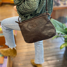 Charger l'image dans la galerie, Sac Bandoulière Zippé en Cuir Marron Foncé Lisse