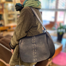 Charger l'image dans la galerie, Sac Bandoulière Rabat Clouté en Cuir Noir