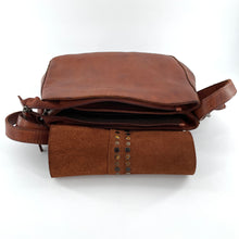 Charger l'image dans la galerie, Sac Bandoulière Rabat Clouté en Cuir Camel PM