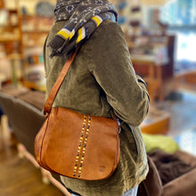 Charger l'image dans la galerie, Sac Bandoulière Rabat Clouté en Cuir Camel PM