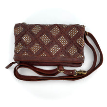 Charger l'image dans la galerie, Pochette Bandoulière Zippée Cloutée Cuir Camel