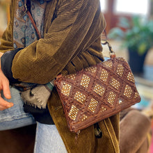 Charger l'image dans la galerie, Pochette Bandoulière Zippée Cloutée Cuir Camel