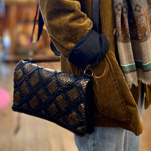 Charger l'image dans la galerie, Pochette Bandoulière Zippée Cloutée Cuir Noir