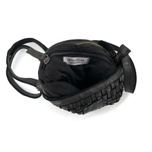 Charger l'image dans la galerie, Mini-Sac Tressé en Cuir Noir Porté Travers