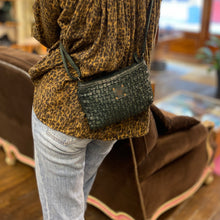 Charger l'image dans la galerie, Mini-Sac Tressé en Cuir Vert Porté Travers
