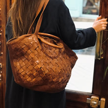 Charger l'image dans la galerie, Sac Panier en Cuir Tressé Camel