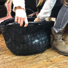 Charger l'image dans la galerie, Sac Panier en Cuir Tressé Noir