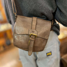 Charger l'image dans la galerie, Sac Bandoulière en Cuir PM Marron Foncé