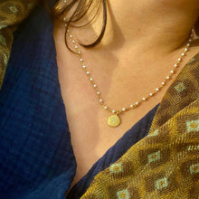 Charger l'image dans la galerie, Collier/Bracelet Trois Tours Médaille Cross/Perles Blanches