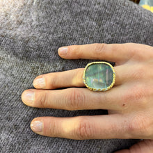 Load image into Gallery viewer, Bague DONA en Nacre Grise