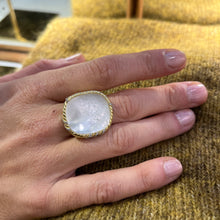 Charger l'image dans la galerie, Bague DONA en Nacre Blanche