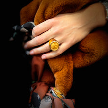 Load image into Gallery viewer, Bague Ronde en Plexiglas Tortoise et Résine Gold Motif Statue Grecque