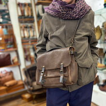 Load image into Gallery viewer, Sac POSTIER ÉCLAIR M en Cuir Café
