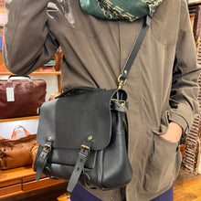 Load image into Gallery viewer, Sac POSTIER ÉCLAIR M en Cuir Noir