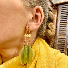 Charger l'image dans la galerie, Boucles d'Oreilles JAHIA en Plumes Vert d'Eau