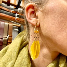 Charger l'image dans la galerie, Boucles d'Oreilles JAHIA en Plumes Moutarde