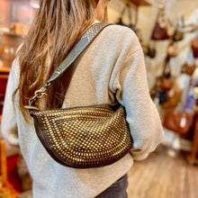 Charger l'image dans la galerie, Sac Banane en Cuir Kaki et Clous Plats Bicolores