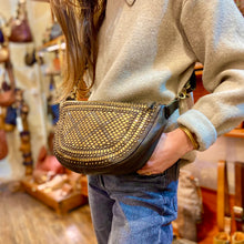 Charger l'image dans la galerie, Sac Banane en Cuir Kaki et Clous Plats Bicolores