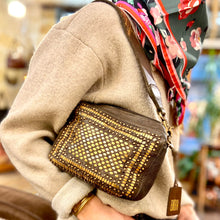 Charger l'image dans la galerie, Petit Sac en Cuir Kaki et Clous Plats Bicolores