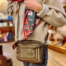 Charger l'image dans la galerie, Petit Sac en Cuir Kaki et Clous Plats Bicolores