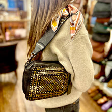 Charger l'image dans la galerie, Petit Sac en Cuir Noir et Clous Plats Bicolores