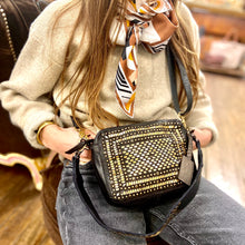Charger l'image dans la galerie, Petit Sac en Cuir Noir et Clous Plats Bicolores