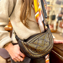 Charger l'image dans la galerie, Sac Banane en Cuir Noir et Clous Plats Bicolores