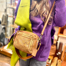 Charger l'image dans la galerie, Petit Sac en Cuir Ocre et Clous Plats Bicolores