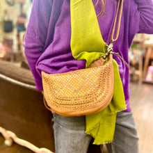 Charger l'image dans la galerie, Sac Banane en Cuir Ocre et Clous Plats Bicolores