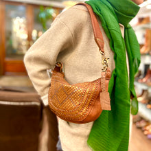 Charger l'image dans la galerie, Sac Banane en Cuir Camel et Clous Plats Bicolores