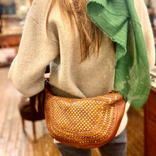 Charger l'image dans la galerie, Sac Banane en Cuir Camel et Clous Plats Bicolores