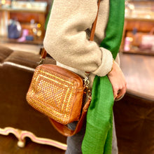 Charger l'image dans la galerie, Petit Sac en Cuir Camel et Clous Plats Bicolores