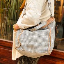 Charger l'image dans la galerie, Sac IN CITTA en Cuir Perforé Blanc Gris