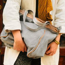 Charger l'image dans la galerie, Sac IN CITTA en Cuir Perforé Blanc Gris
