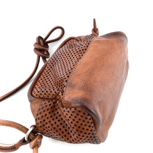 Charger l'image dans la galerie, Sac CUBE en Cuir Perforé Camel