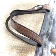 Charger l'image dans la galerie, Sac EVELYNE en Paille Enduite et Cuir Lavé Gris et Camel