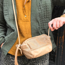 Charger l'image dans la galerie, Sac CUBE en Cuir Perforé Blanc Cassé