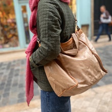 Charger l'image dans la galerie, Sac IN CITTA en Cuir Lavé Beige et Camel