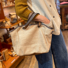 Charger l'image dans la galerie, Sac EVELYNE en Paille Enduite et Cuir Lavé Gris et Camel