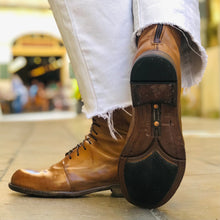 Load image into Gallery viewer, Chaussure Lacets Montante Tige Haute Zippé Intérieur en Cuir Dégradé Cognac