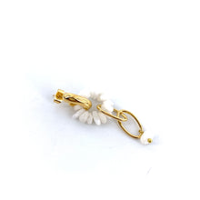 Load image into Gallery viewer, Boucles d'Oreilles YVETTE GM en Plaqué Or et Agathe Blanche